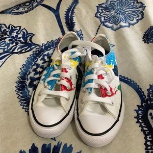 New in box boys globe print converse sneakers